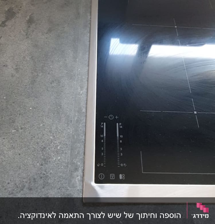 משטח שיש אפור ליד כיריים חשמליות